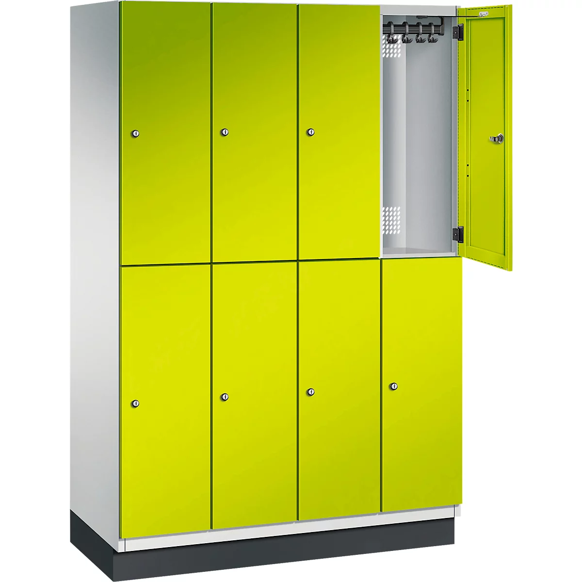 Schrank in Hellgrün mit offenem Fach. Silberne Griffe und Haken. Ein grauer Sockel steht auf weißem Hintergrund.