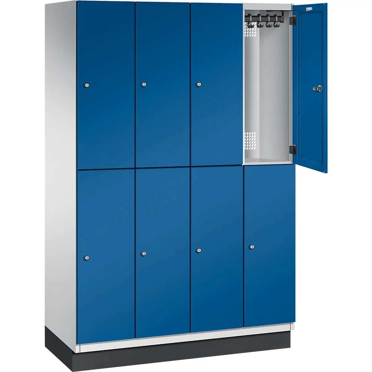 Blauer Schrank mit geöffneter Tür. Im Schrank befinden sich Kleiderhaken. Sieben weitere blaue Türen sind geschlossen.