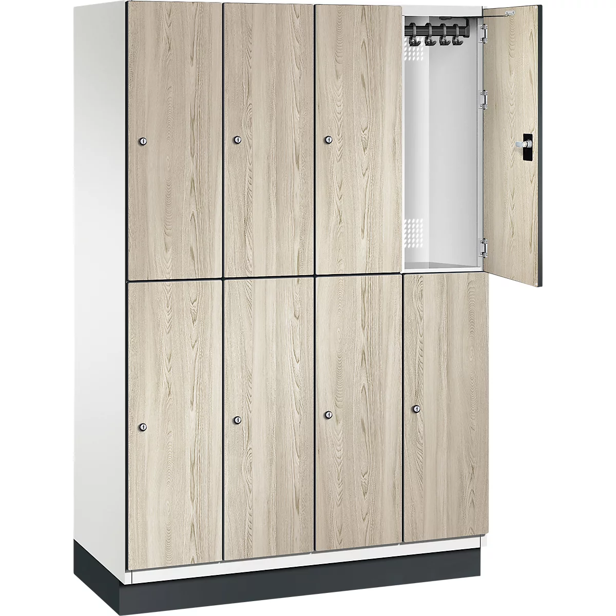 Garderobenschrank aus Holz mit geöffneter Tür. Innen Haken für Kleidung.