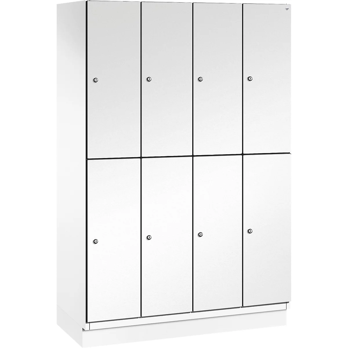 Weißer Spind mit acht Türen. Die Türen sind mit Metallknöpfen versehen und durch schwarze Linien voneinander abgegrenzt.