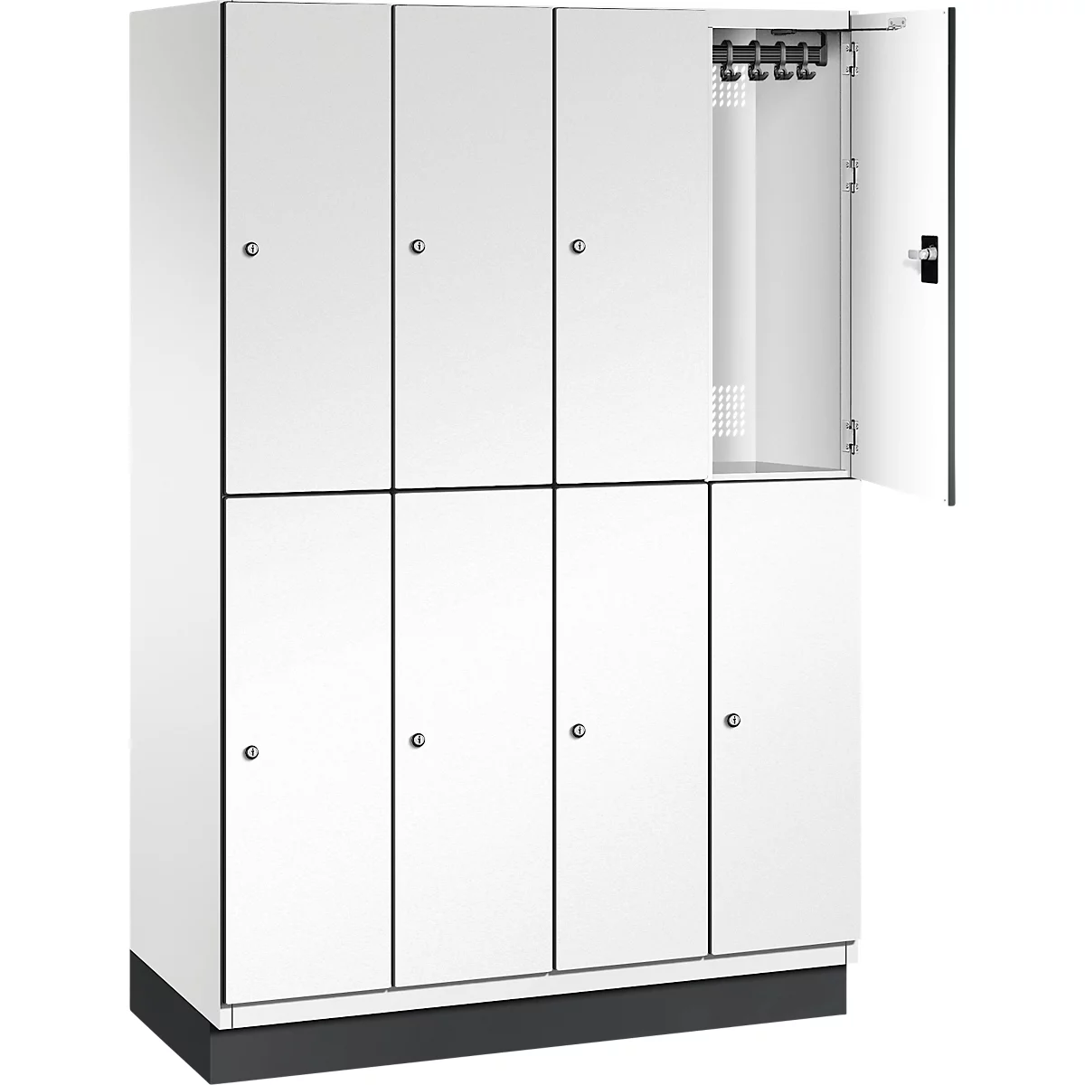 Weißer Spind mit offener Tür, in der Haken zu sehen sind.