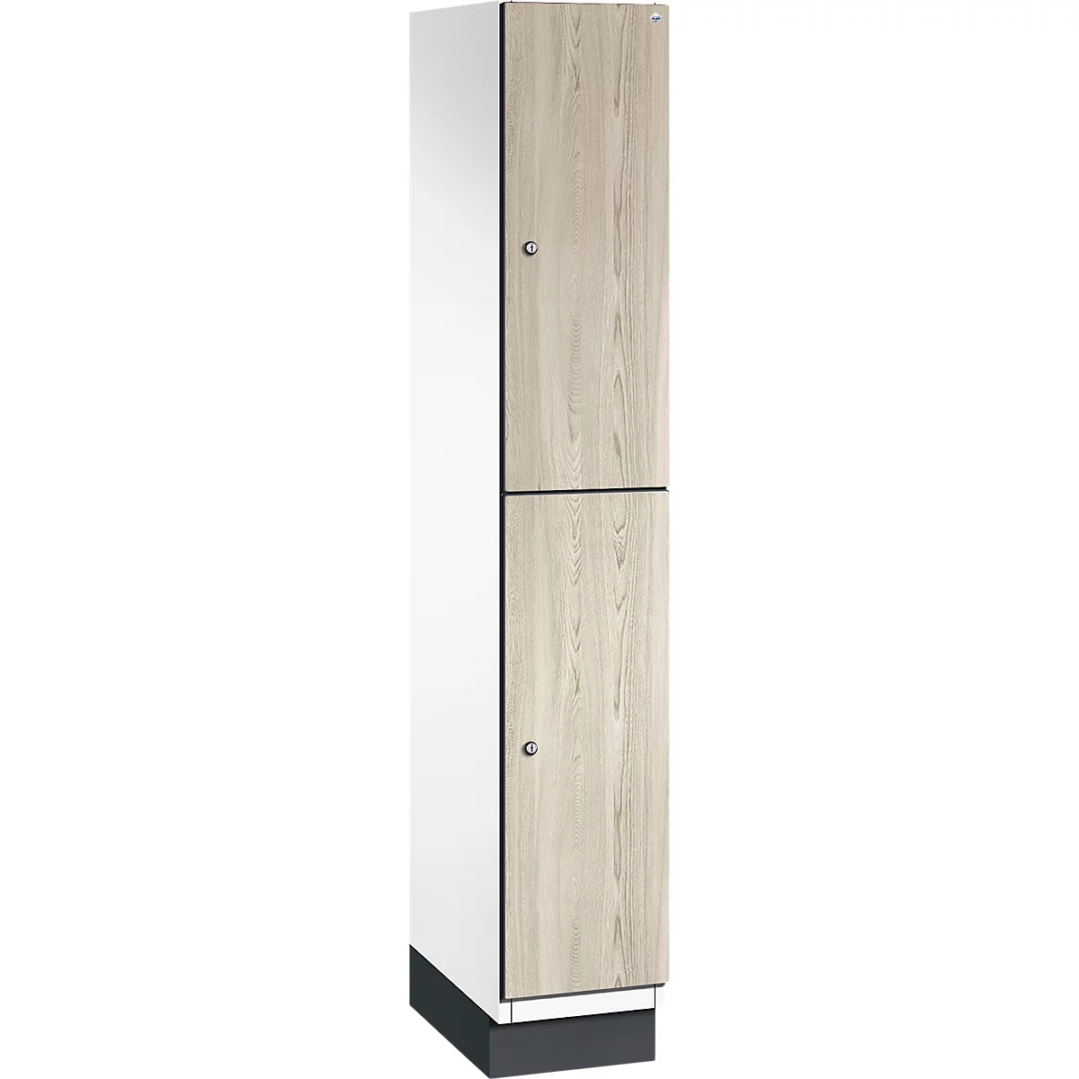 Tweedeurskast met houten deuren en zilveren knoppen. De kast staat op een zwarte basis.