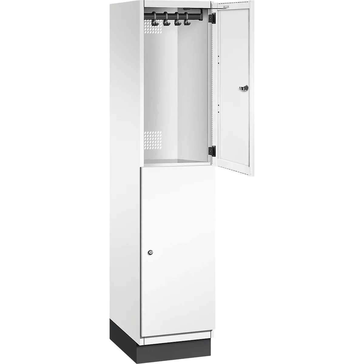 Witte locker met open deur, interieur met kapstokken. Zwarte sokkel, deur met slot.