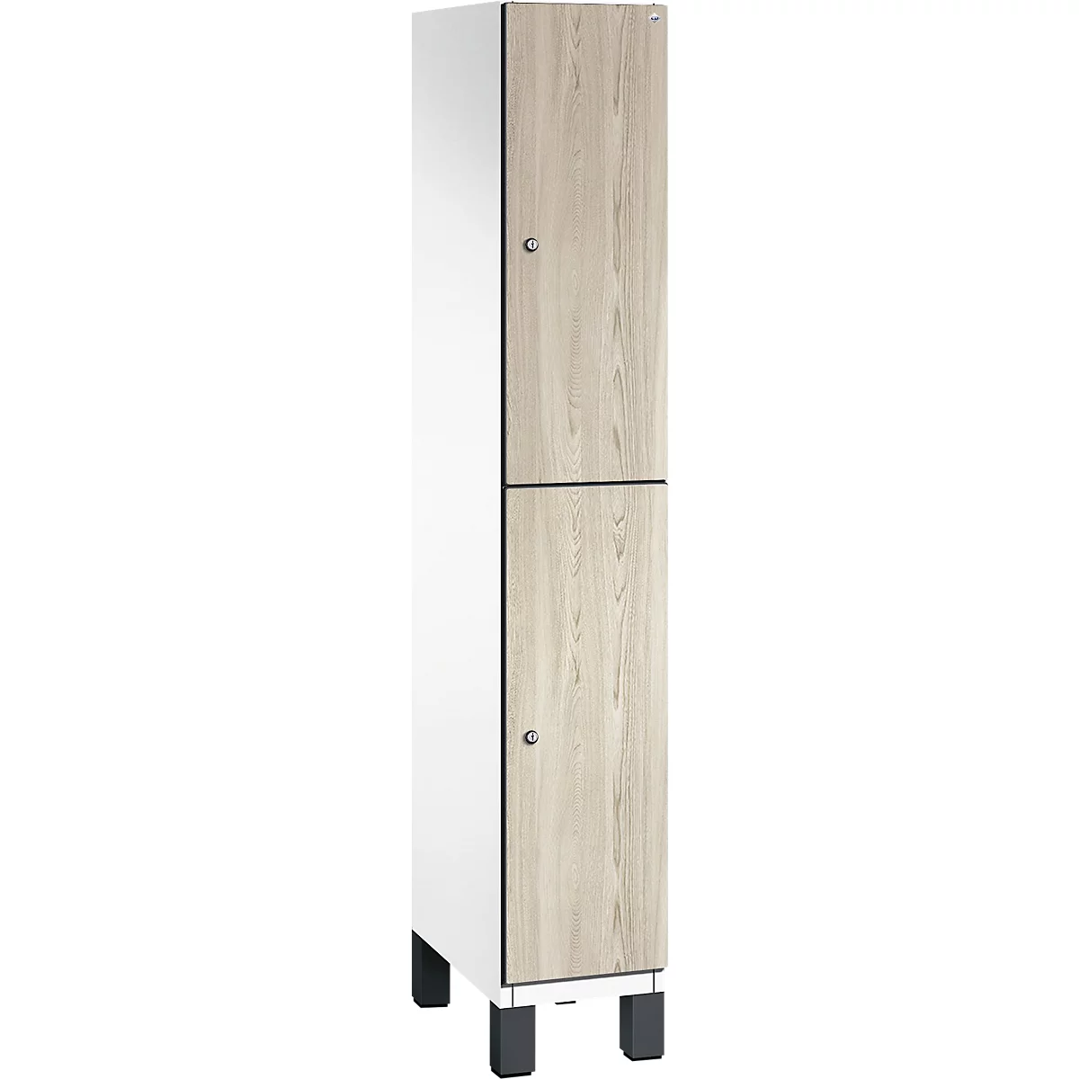 Smalle kast met witte en houtkleurige oppervlakken. Twee deuren met kleine knoppen.
