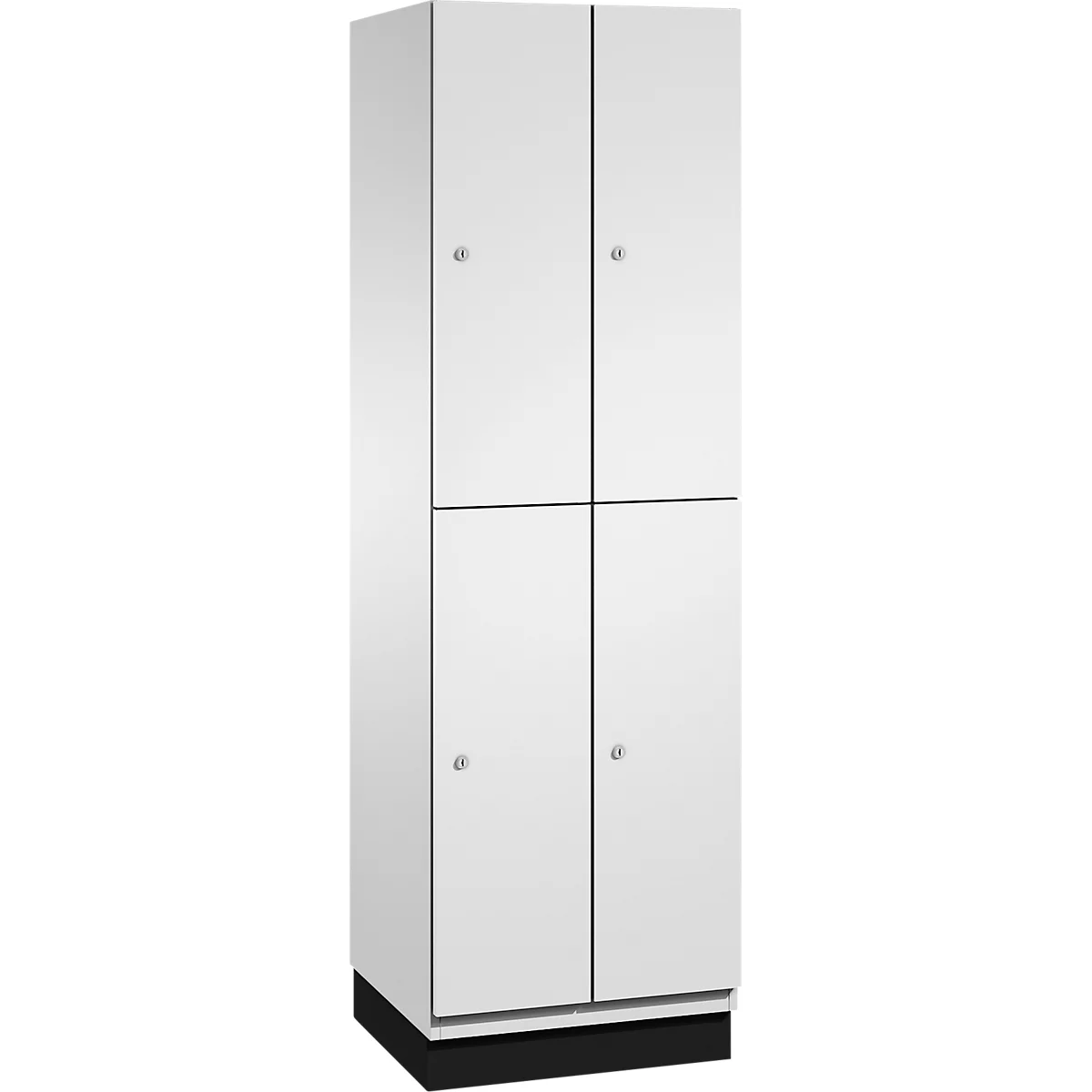 Een witte kast met vier deuren en kleine ronde knoppen. De kast staat op een zwarte voet.