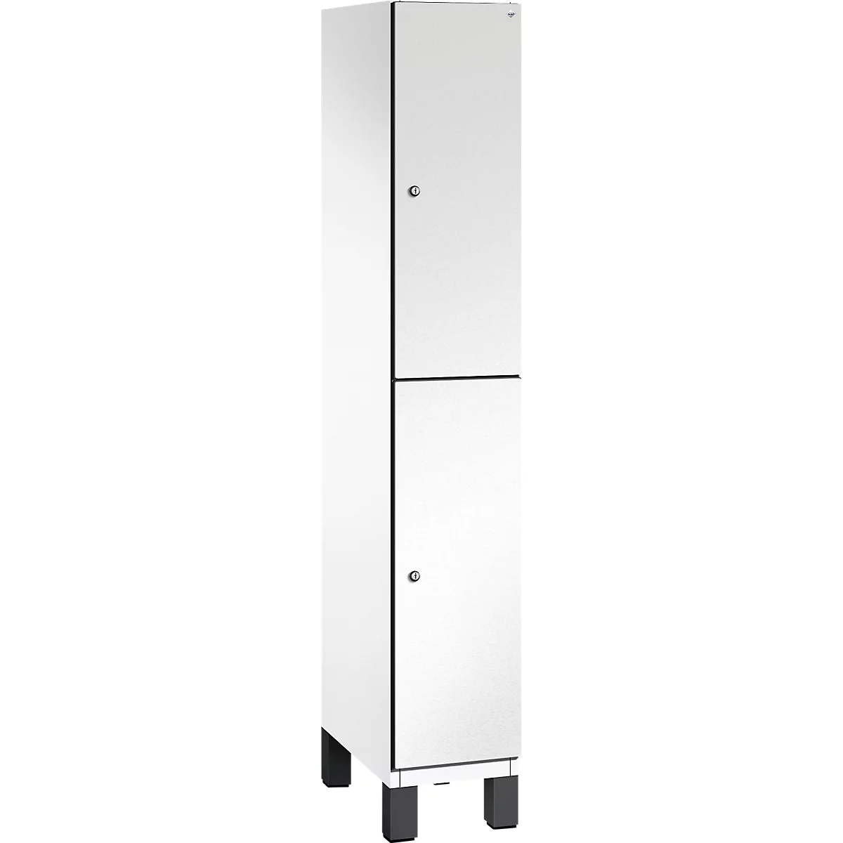 Een hoge, witte kast met twee deuren en zwarte poten. Ronde knoppen zijn aan de deuren bevestigd.
