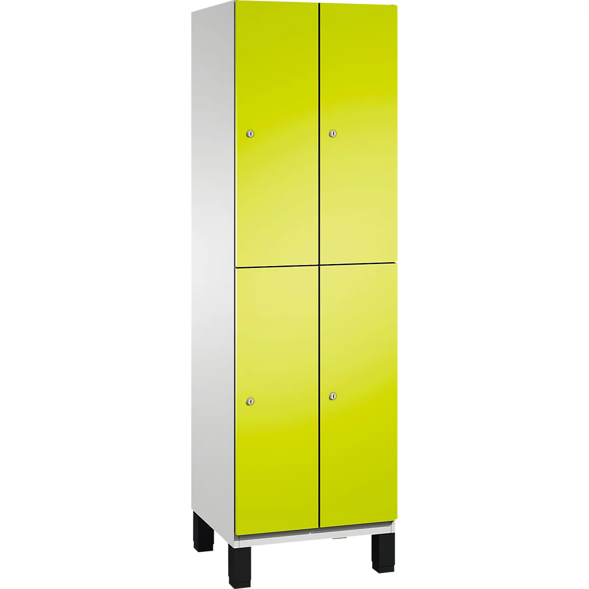 Een kast met vier deuren in limoengroen, met zilveren knoppen, tegen een witte achtergrond, staat op zwarte poten.