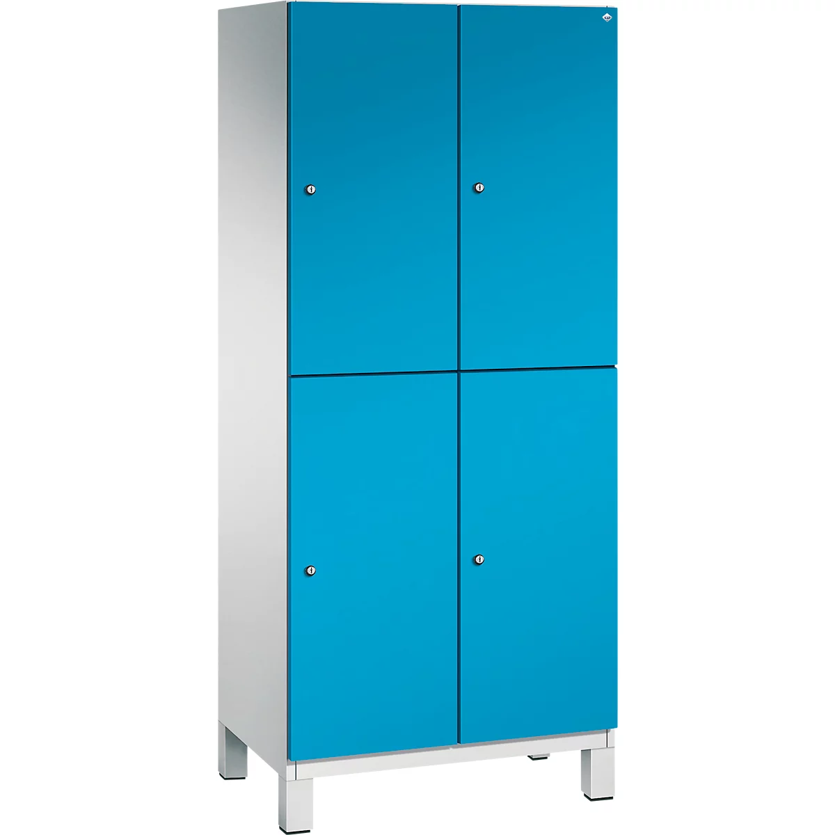 Kast met vier blauwe deuren en zilveren handgrepen. Het frame is wit en staat op zilveren poten.