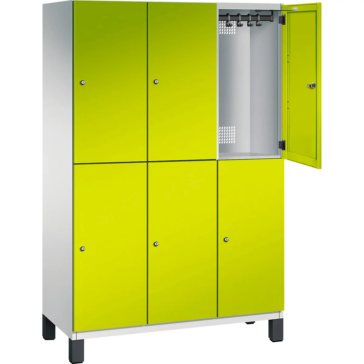 Geel en witte kast met zes deuren. Een deur is open en toont haken. De kast staat op zwarte poten.