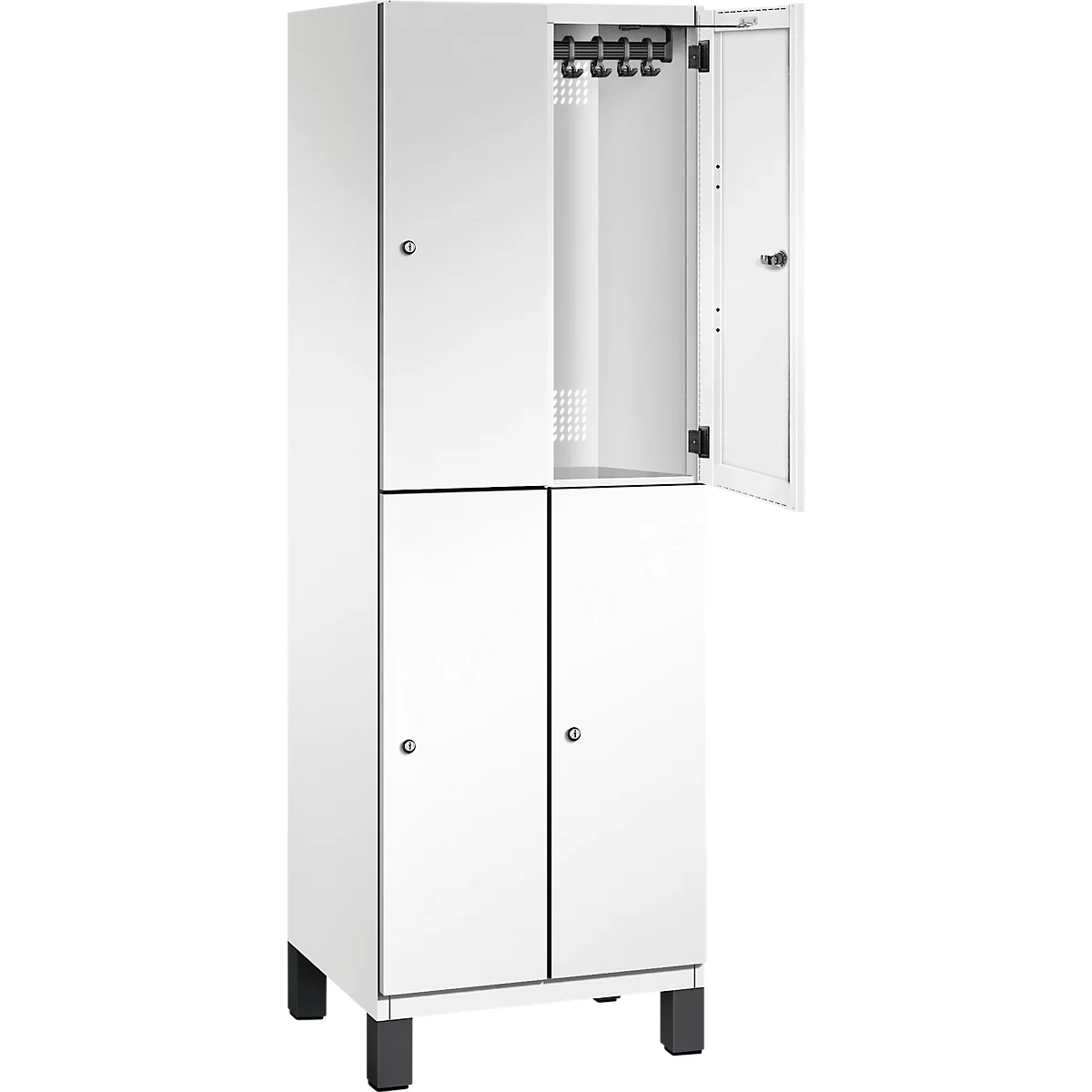Witte kast met vier deuren, waarvan één deur openstaat. Binnenin haken voor kleding.