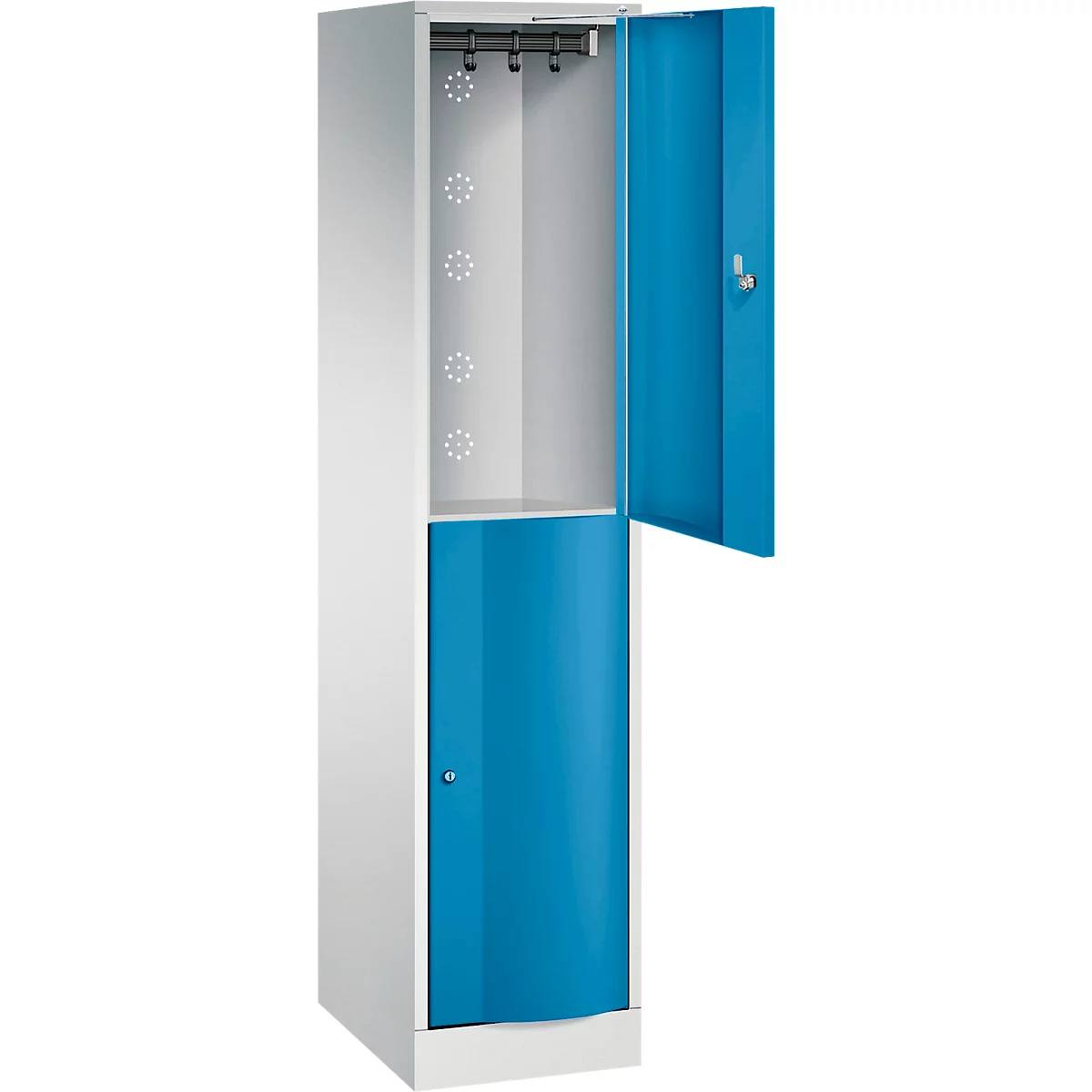 Een tweekleurige locker die open is om het interieur te laten zien. De deur is lichtgroen, de rest is wit en zilvergrijs.