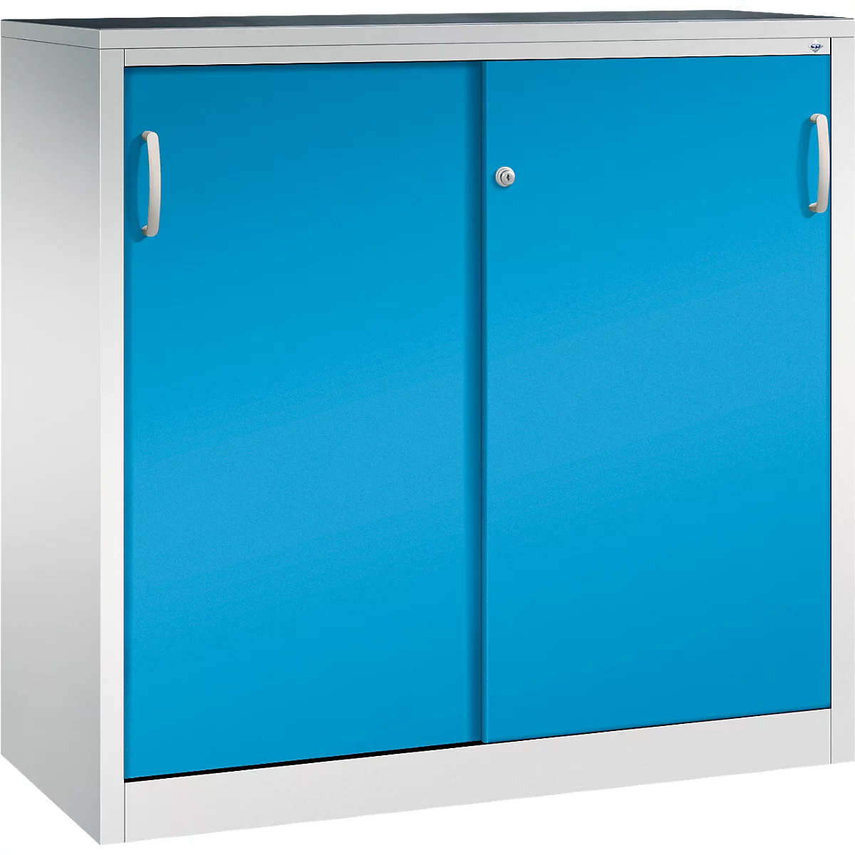Een witte metalen kast met felblauwe schuifdeuren en zilveren handgrepen tegen een witte achtergrond.