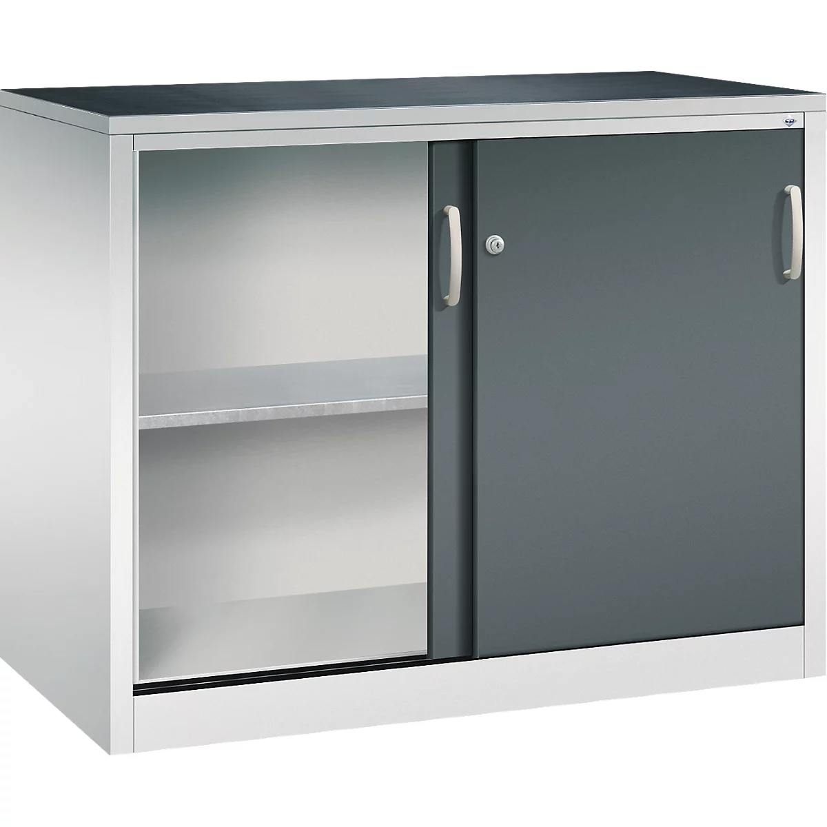 Grijze metalen kast met schuifdeur en open schap op een witte achtergrond.