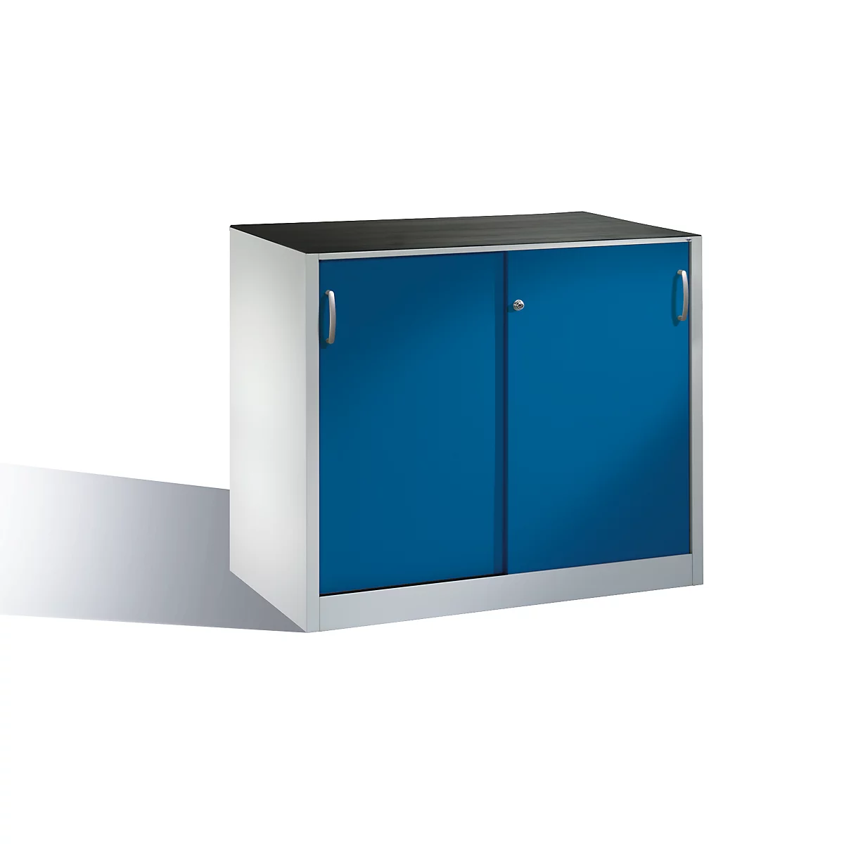 Een lage metalen kast met twee blauwe schuifdeuren en een grijs blad op een witte achtergrond.