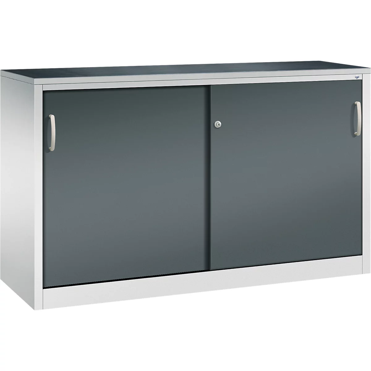 Een moderne, grijze metalen archiefkast met twee schuifdeuren en zilveren handgrepen tegen een witte achtergrond.