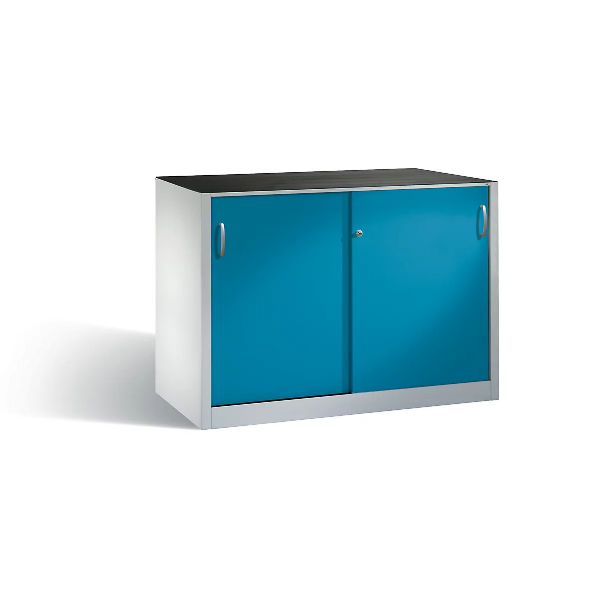 Een lage metalen kast met twee blauwe schuifdeuren en zilveren handgrepen tegen een witte achtergrond.