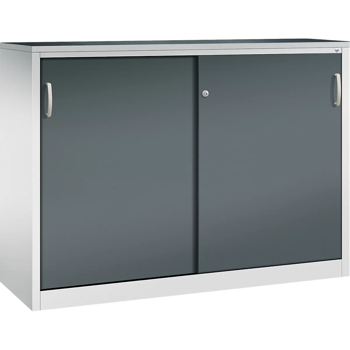 Witte kantoorkast met schuifdeuren, grijze fronten en zilveren handgrepen op een neutrale achtergrond.