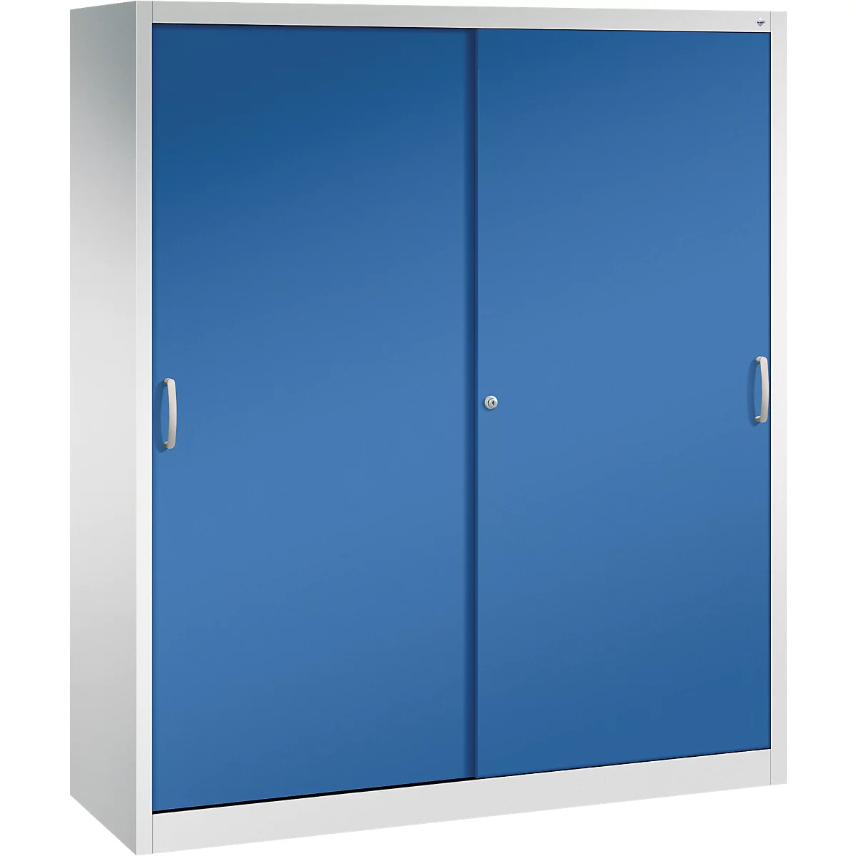 Een witte metalen kast met twee blauwe schuifdeuren en zilveren handgrepen tegen een neutrale achtergrond.