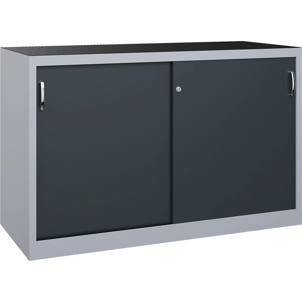 Lage metalen kast in lichtgrijs met twee donkergrijze schuifdeuren en zilveren handgrepen.