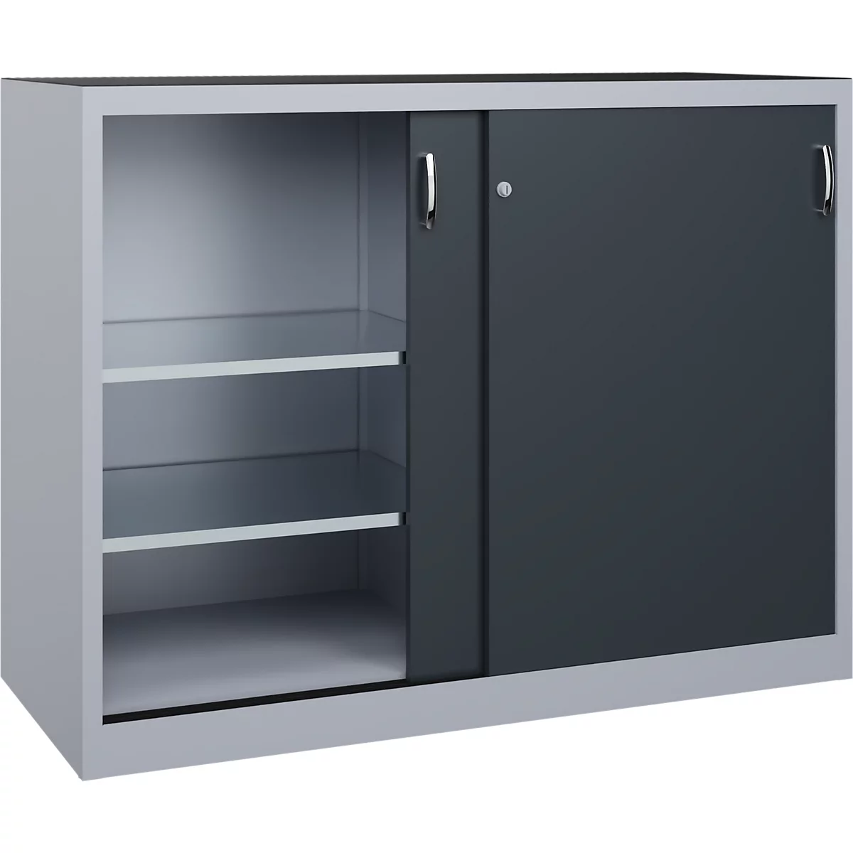 Halfopen metalen kast met lichtgrijs frame, twee donkere schuifdeuren en twee zichtbare planken.