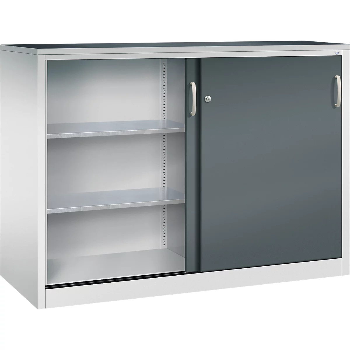 Halfhoge kantoorkast met wit frame en donkergrijze schuifdeur voor open schappen.