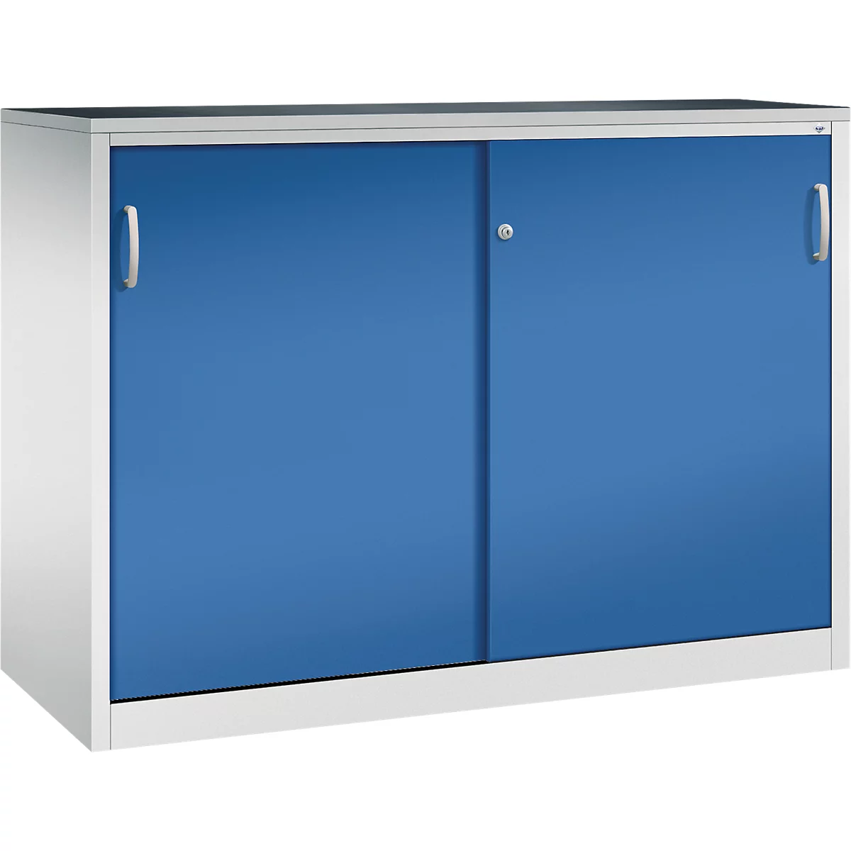 Halfhoge metalen kast met grijze omlijsting en twee blauwe schuifdeuren met zilveren handgrepen op een witte achtergrond.