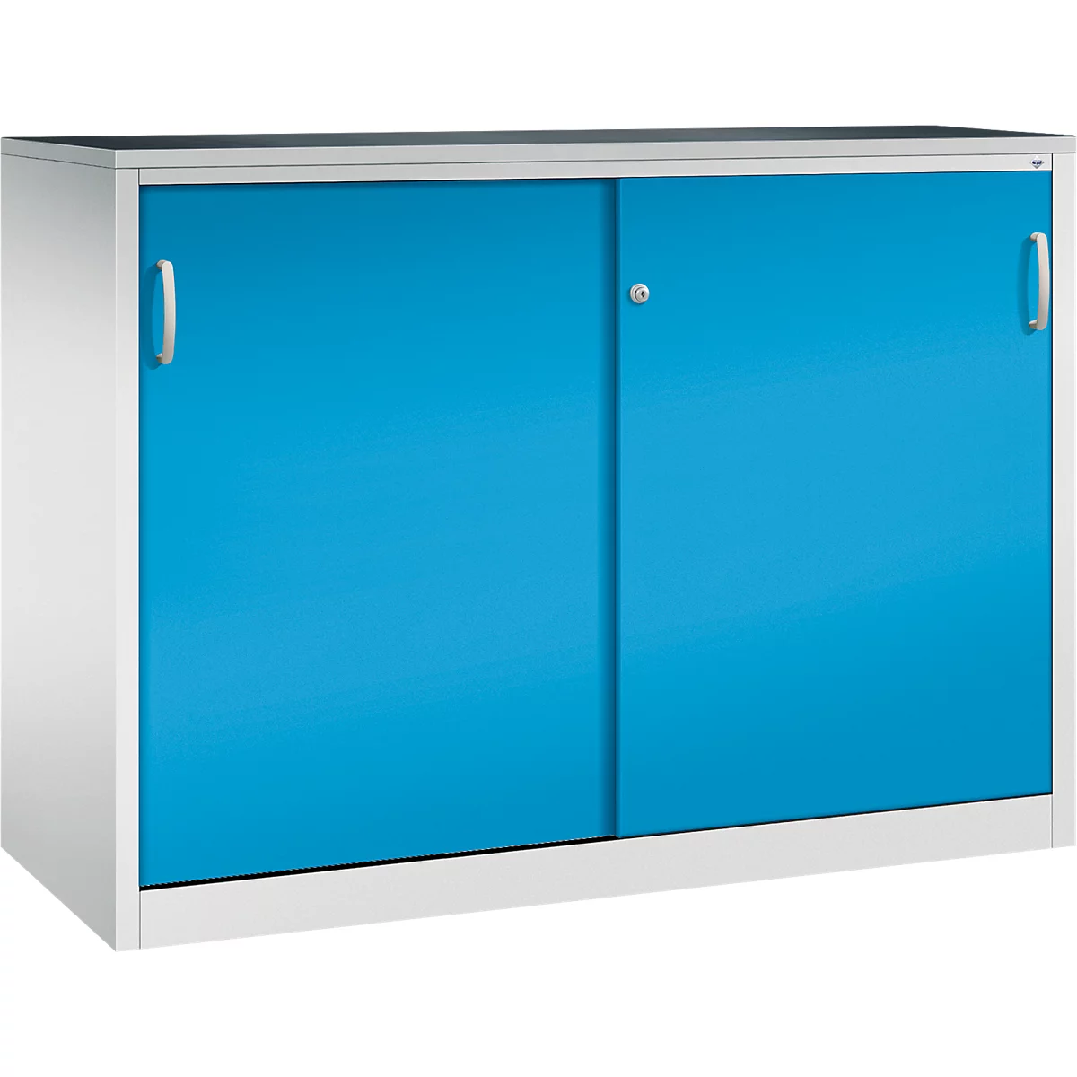 Een witte metalen kast met twee lichtblauwe schuifdeuren en zilveren handgrepen tegen een neutrale achtergrond.