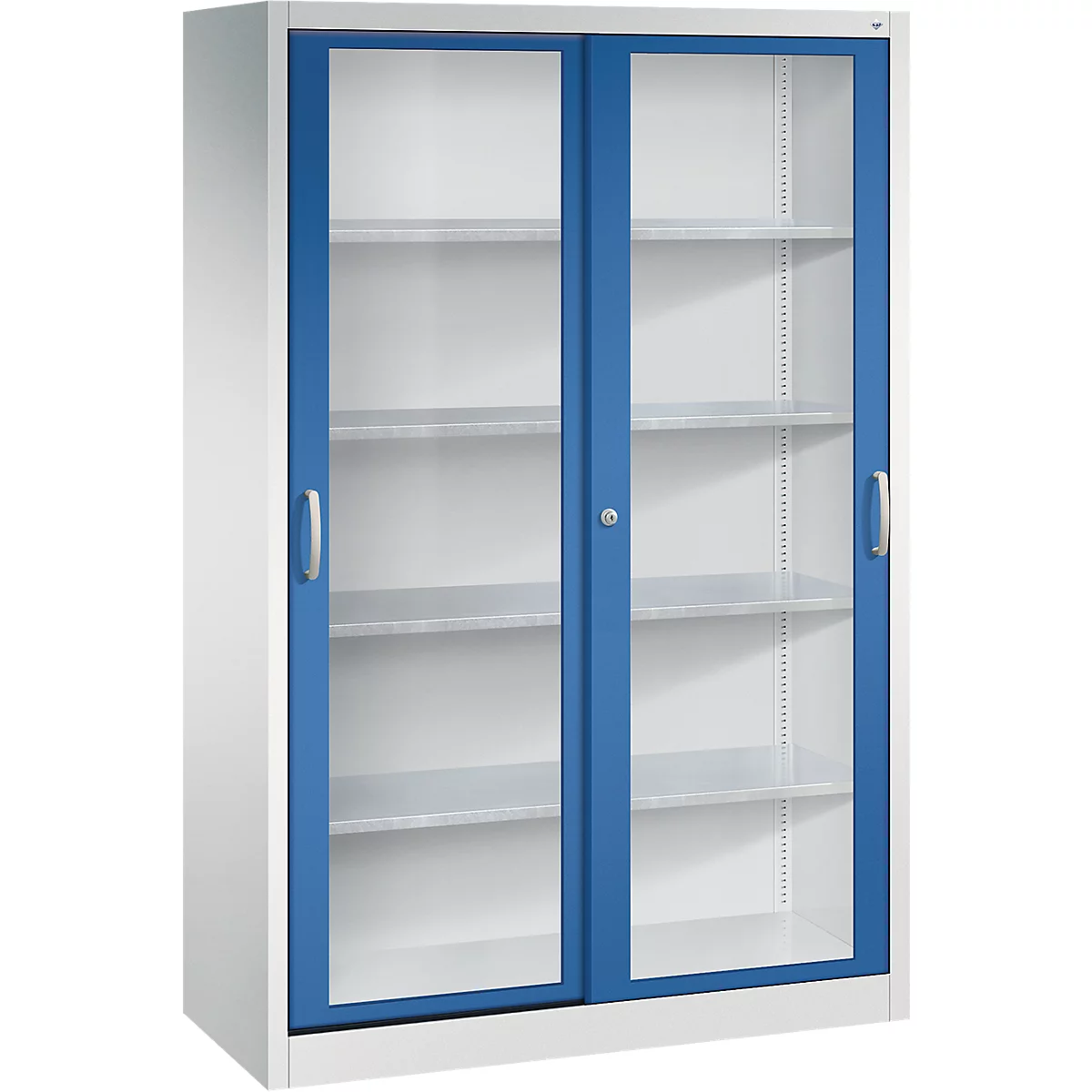 Hoge, lichtgrijze metalen kast met twee blauwe glazen deuren en zilveren handgrepen.