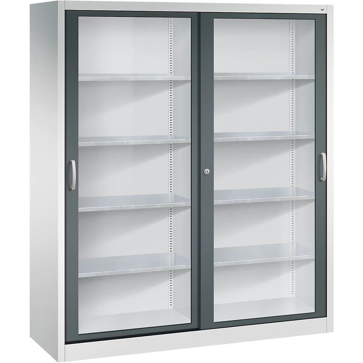 Lichte metalen kast met twee glazen schuifdeuren en vier zichtbare planken op een witte achtergrond.