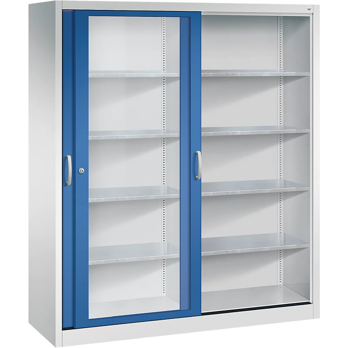 Grijze metalen kast met blauwe glazen schuifdeuren en meerdere planken tegen een witte achtergrond.