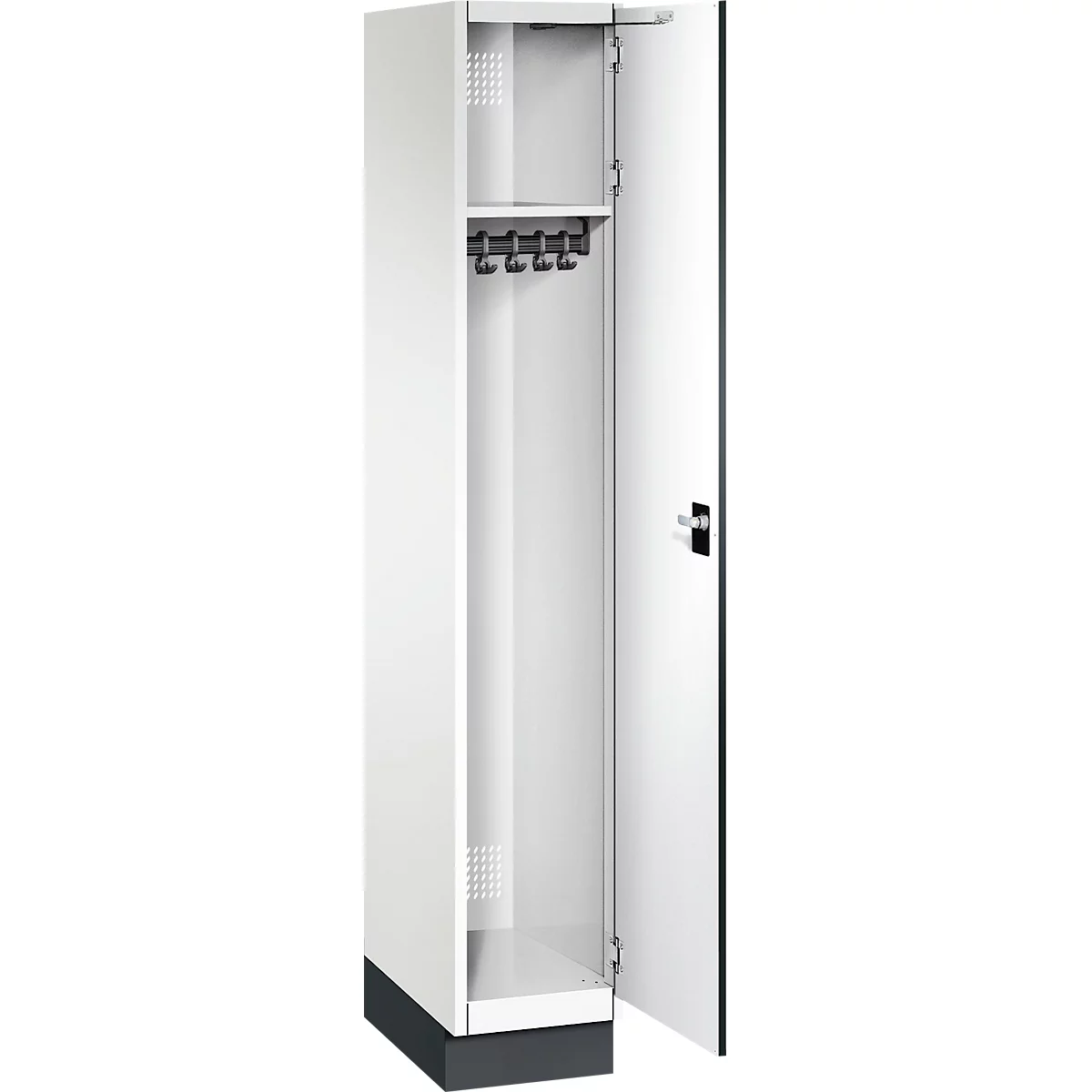 Witte locker, deur open, met plank en hakenstrip.