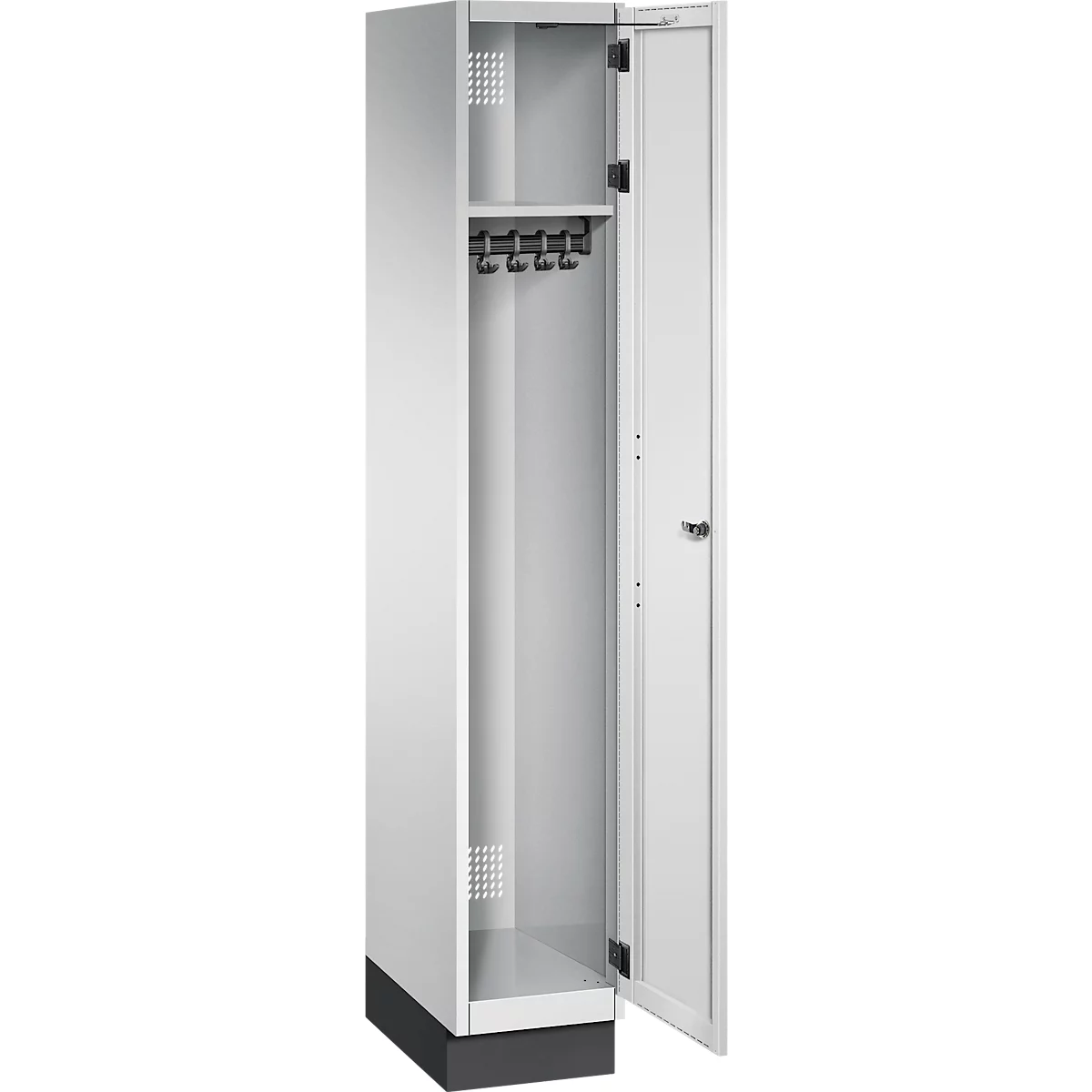Witte stalen kast, open deur. Haken binnenin, een plank. Zwarte basis.