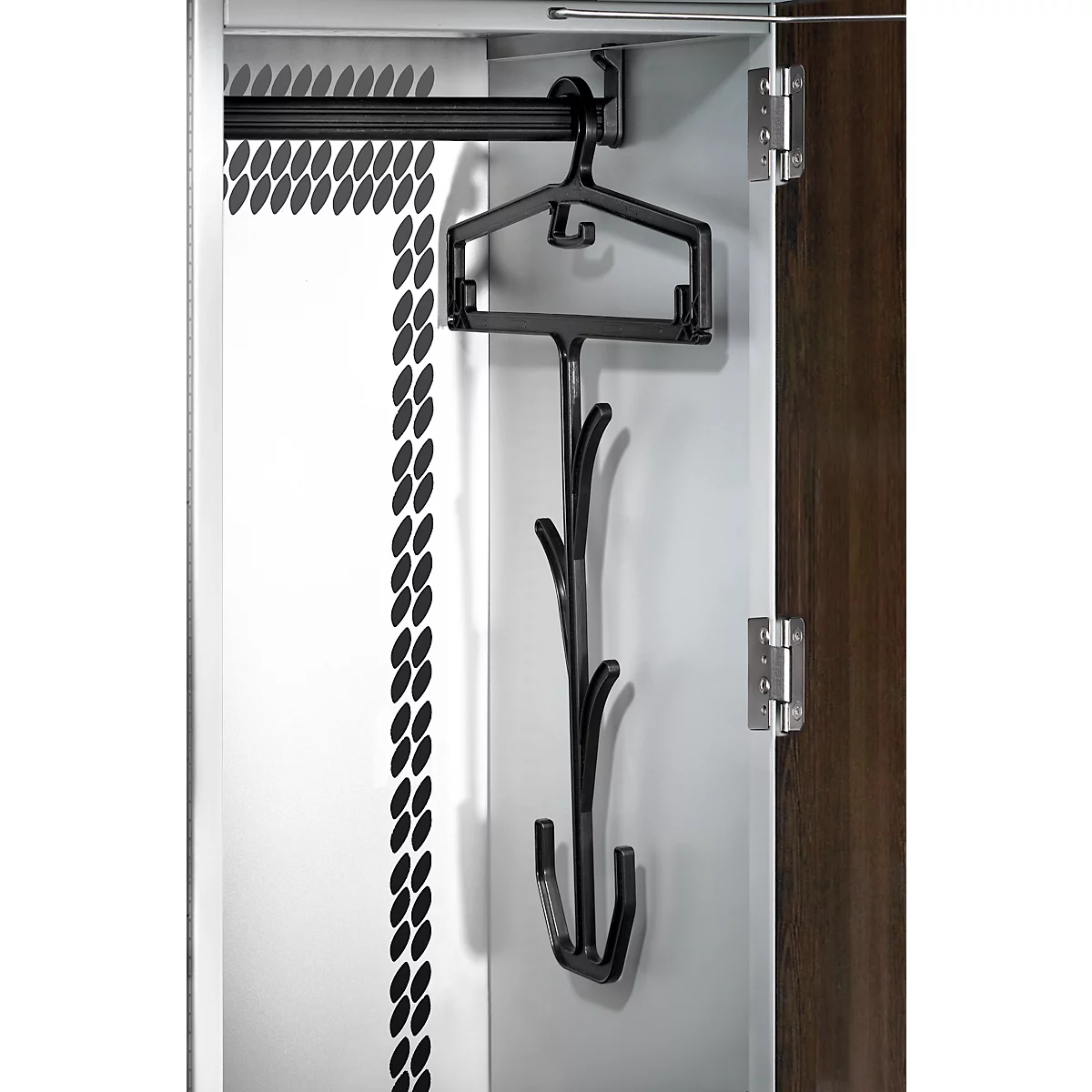 Schwarzer Kleiderbügel mit Haken im Schrank, Detailansicht. An der Tür ein Scharnier.