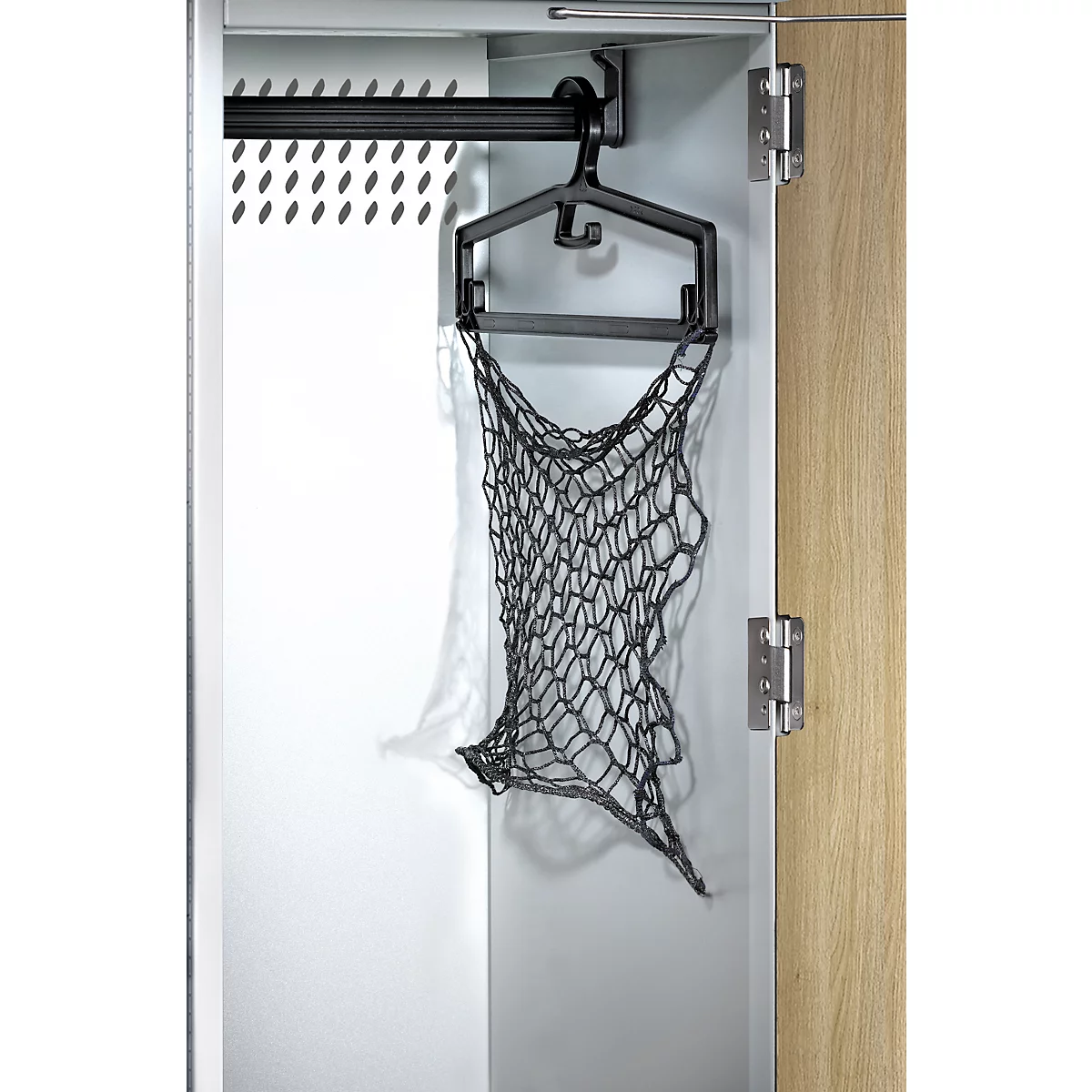Schwarze Garderobe mit Netzbeutel an einer Innentür. Aufgehängt an der Garderobenstange.