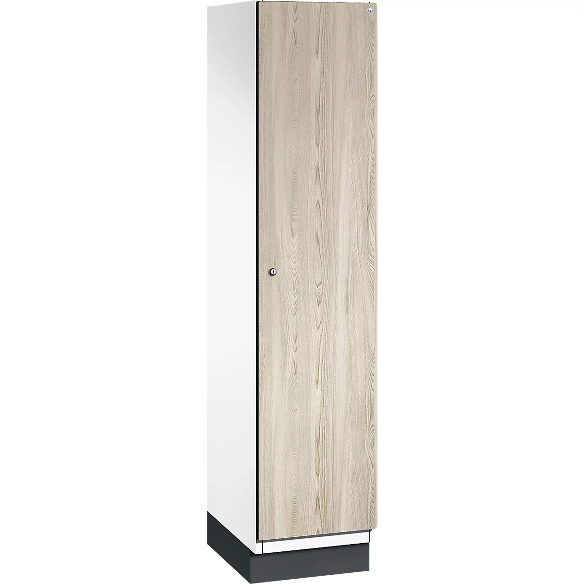 Kast met houtlook en een witte zijkant. Minimalistisch design, het meubelstuk staat op een donkere basis.