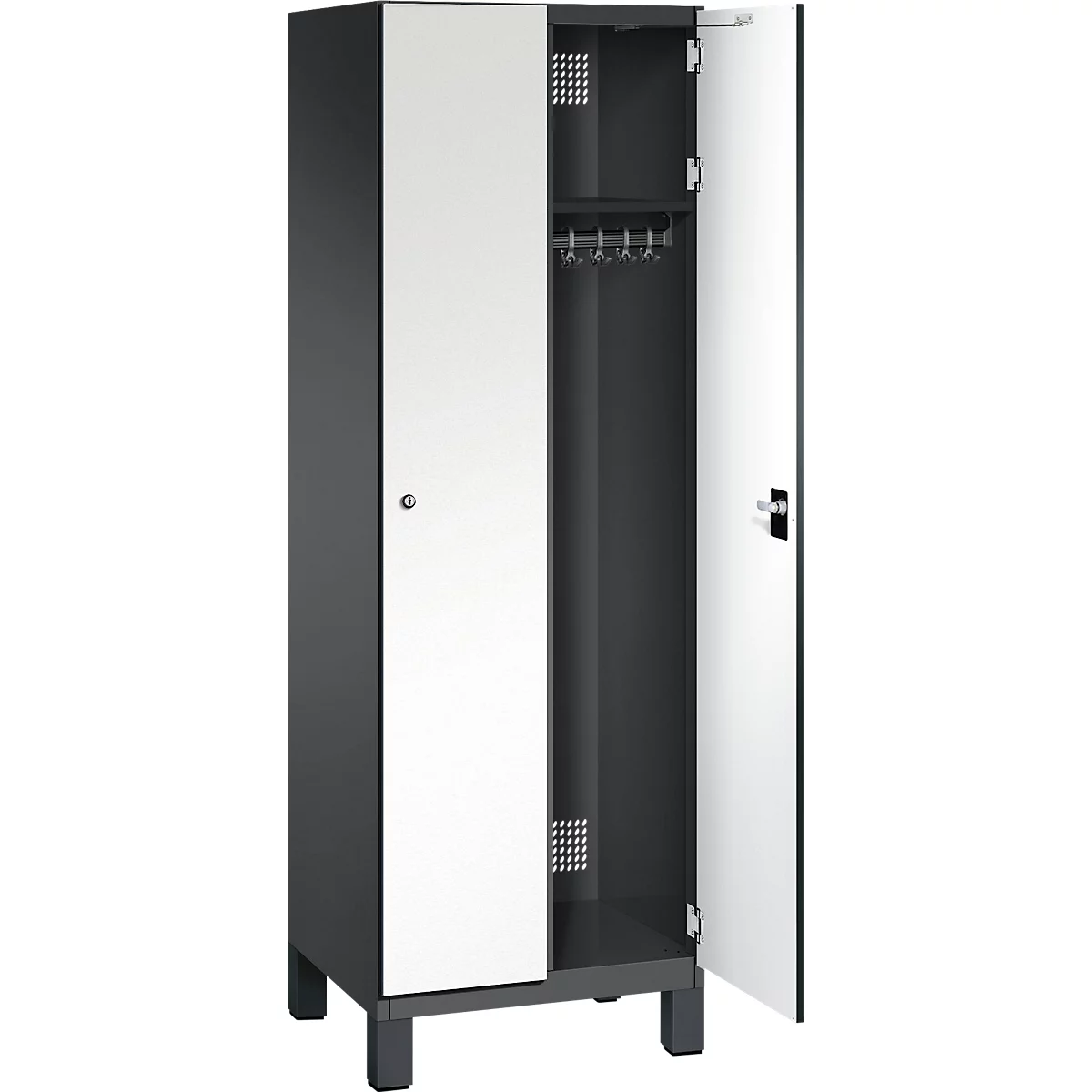 Grijze kast, één deur open. Binnenkant met kleerhangers en ventilatiesleuven.