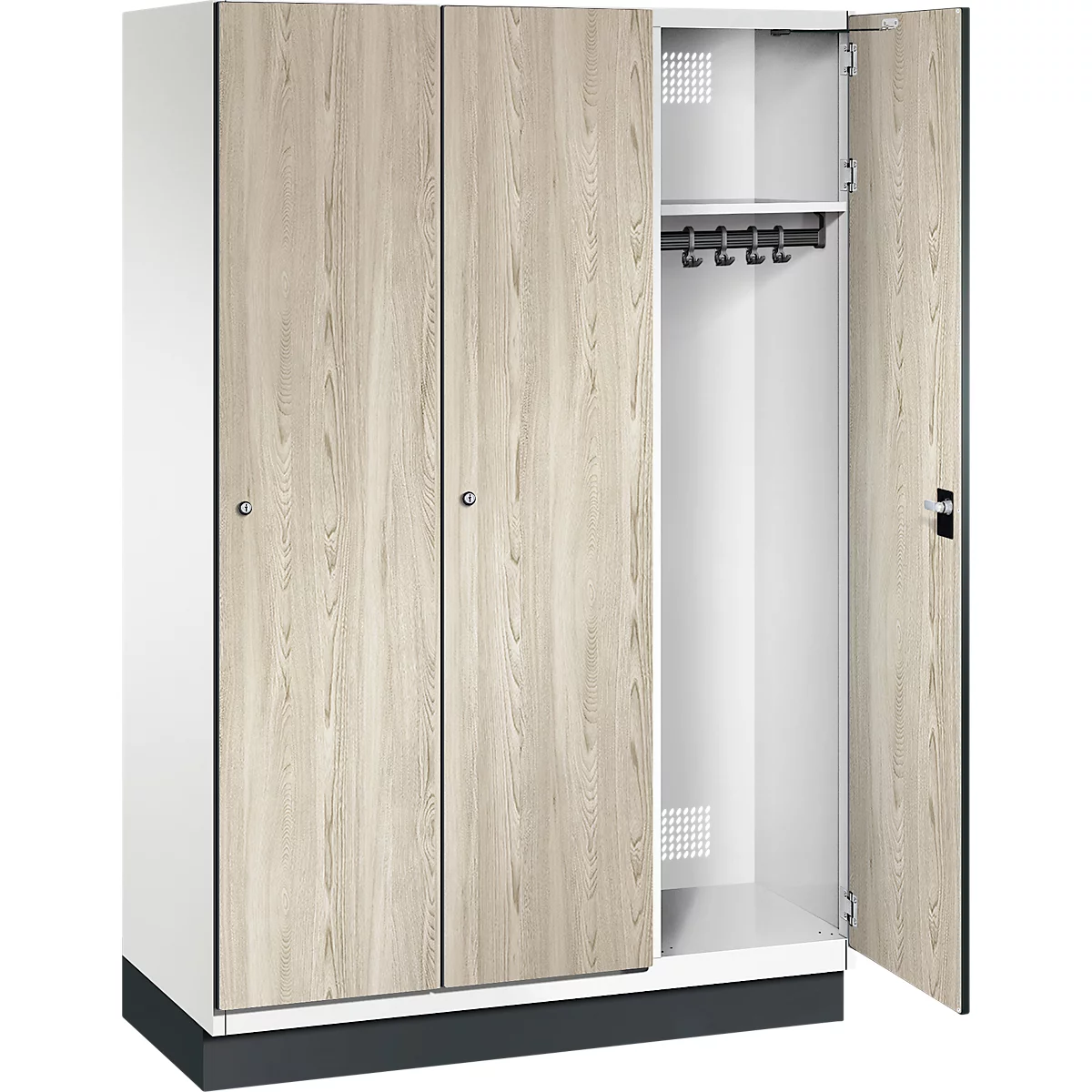 Kast met houtlook. Eén deur open, daarachter kapstokken. Rechts daarnaast nog een kastdeur.