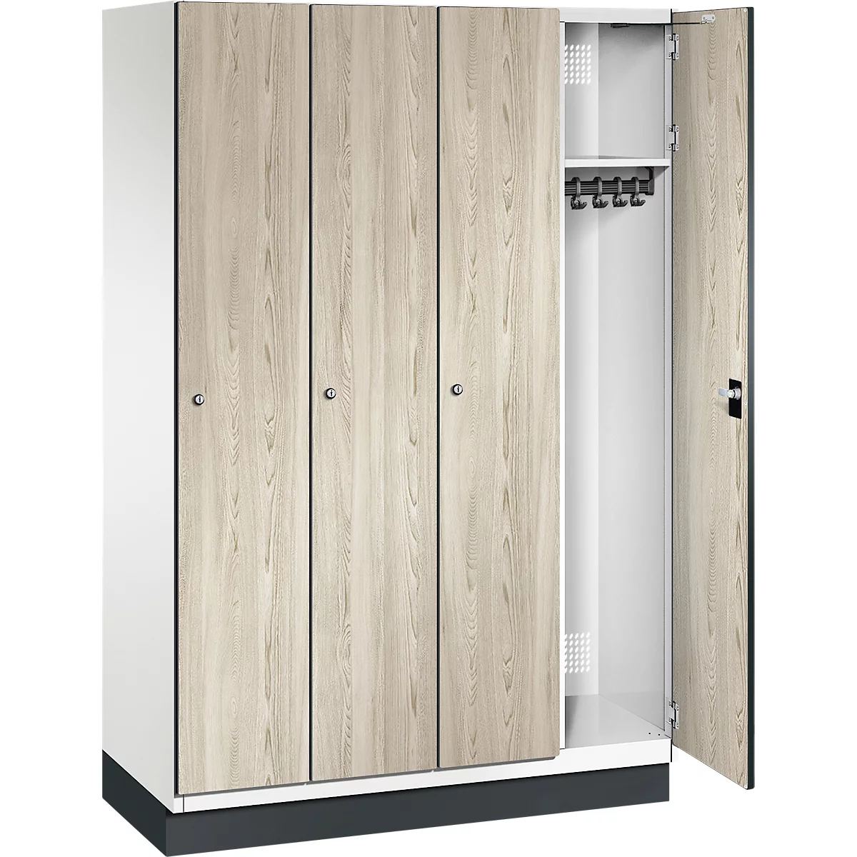 Kast met drie deuren met deuren in houtkleur. Eén deur open, met kledinghaken en compartiment. Witte zijkanten, zwarte basis.