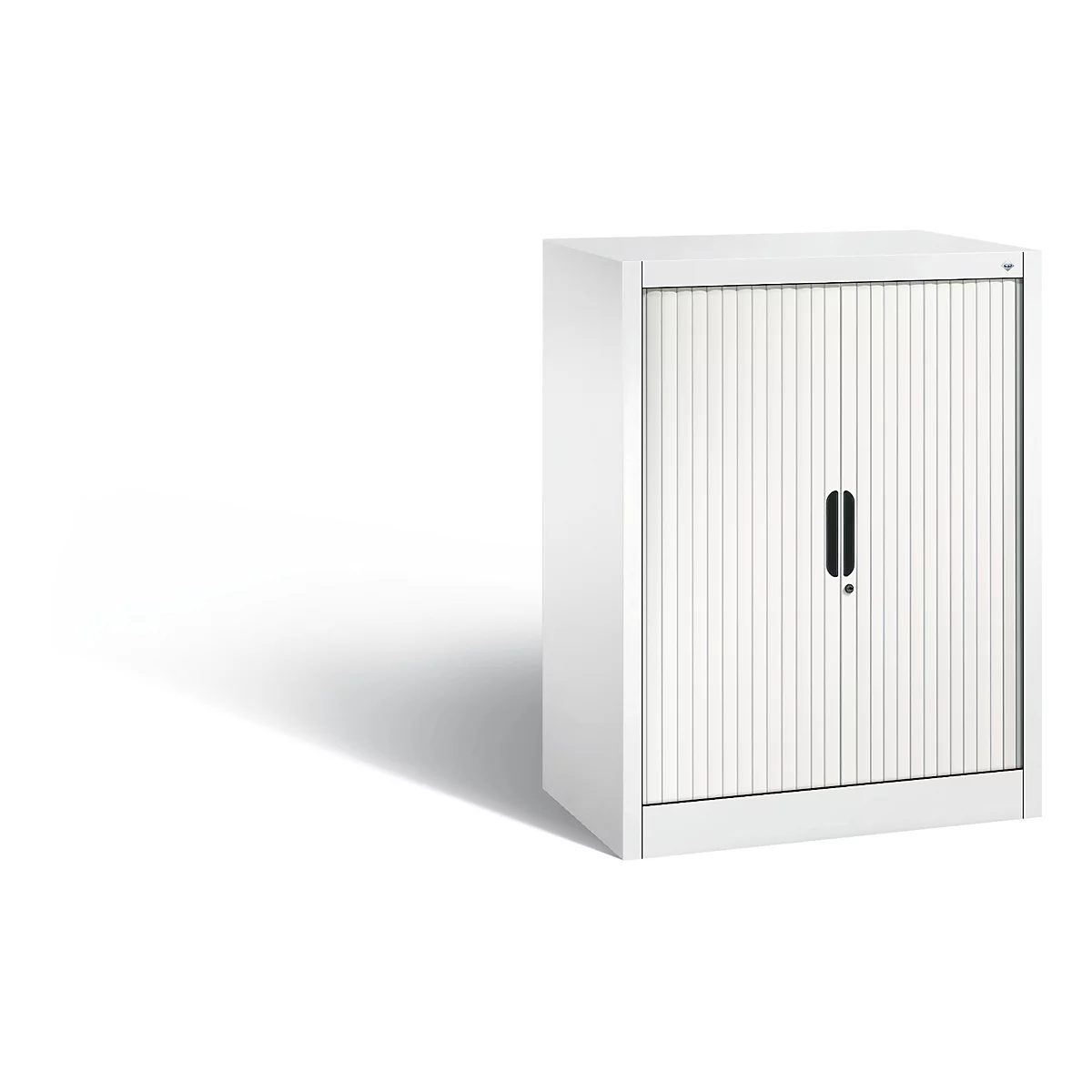 Witte kast met rolluik op een witte achtergrond. De kast heeft een zwarte handgreep en sleutelgat.