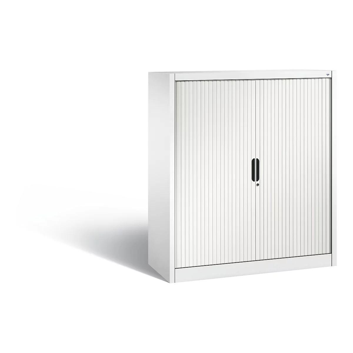 Witte kast met lamellendeuren en handgreep.