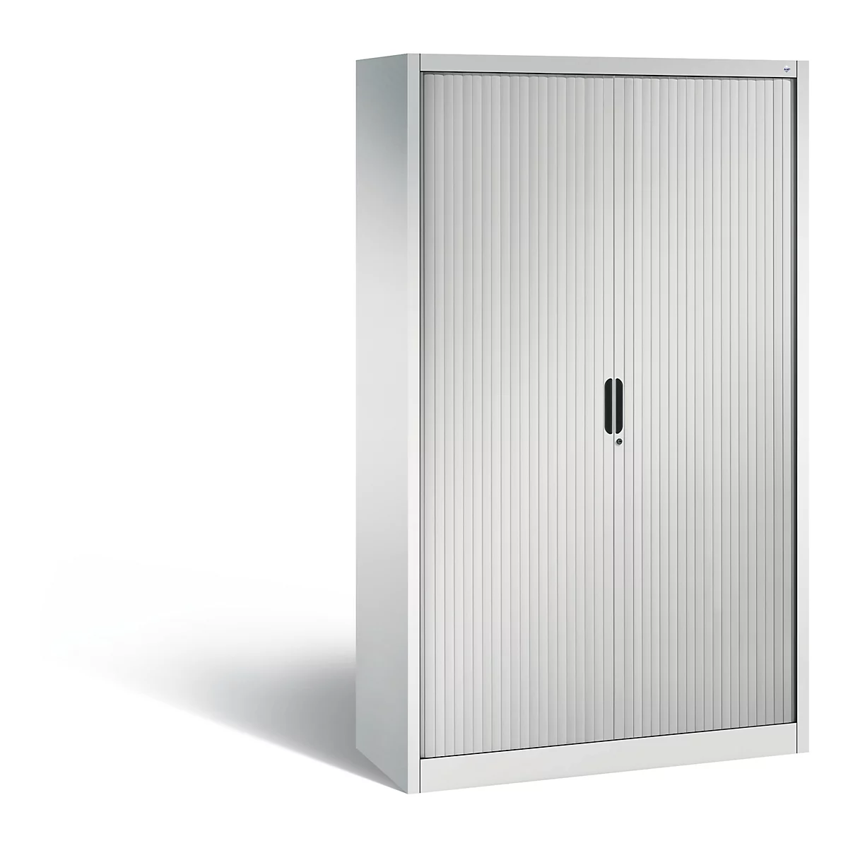 Een witte kast met lamellen deuren, handgreep en slot. Op de achtergrond een witte achtergrond met schaduwen.