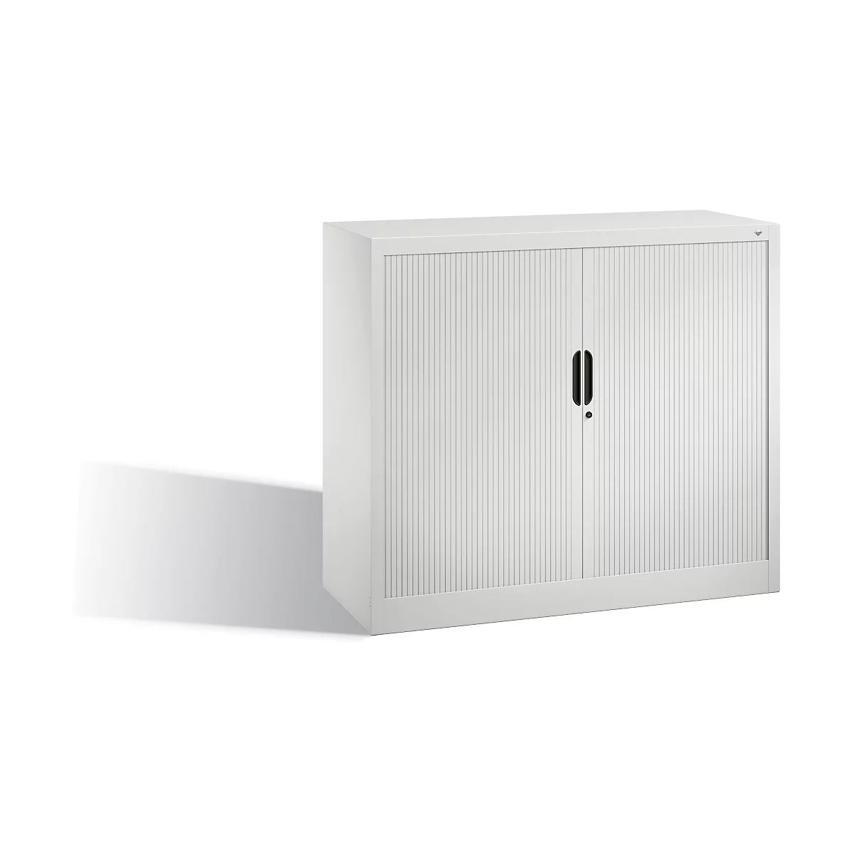 Weißer Aktenschrank mit geriffelten Türen und schwarzem Griff.