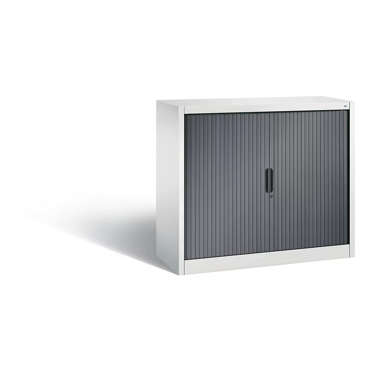 Grauer Rollladenschrank mit Griff. Steht vor weißem Hintergrund, mit Schatten.