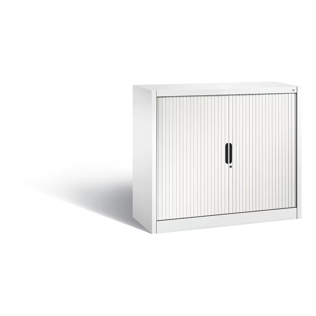 Weißer Rolladenschrank mit vertikalen Lamellen und schwarzen Griffen. Auf hellem Hintergrund.