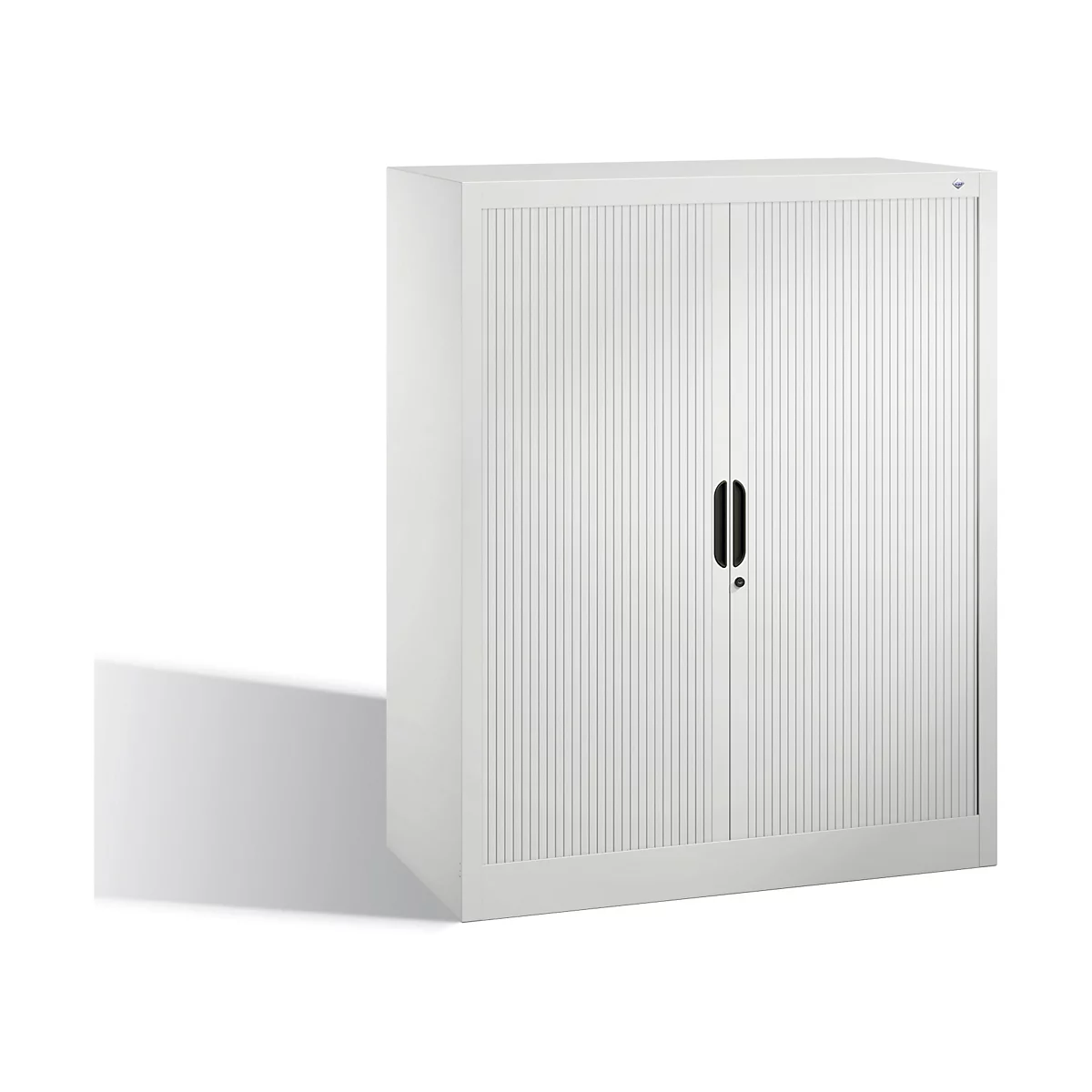 Weißer Schrank mit geriffelten Türen und schwarzem Griff. Schatten auf hellem Hintergrund.