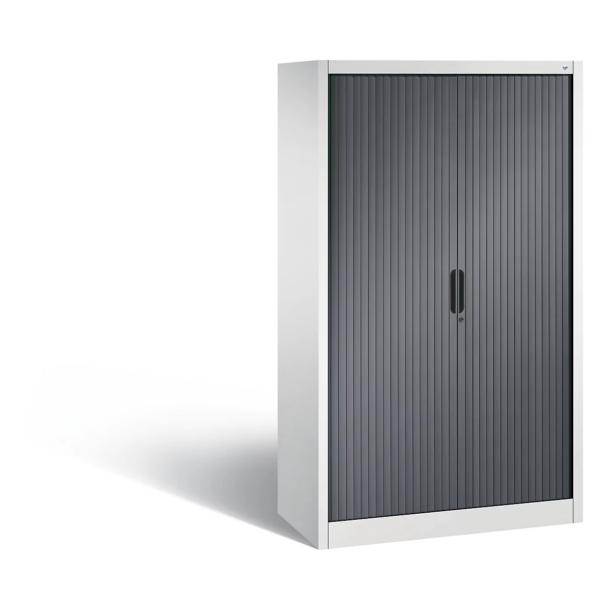 Weißer Schrank mit grauer Rollladentür und schwarzem Griff, vor weißem Hintergrund.