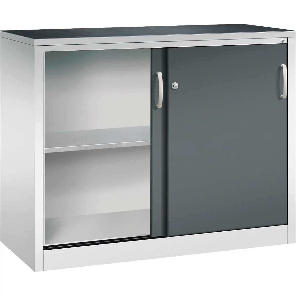 Heller Metallschrank mit Schiebetüren, eine davon in Anthrazit mit Griffen und Schloss.