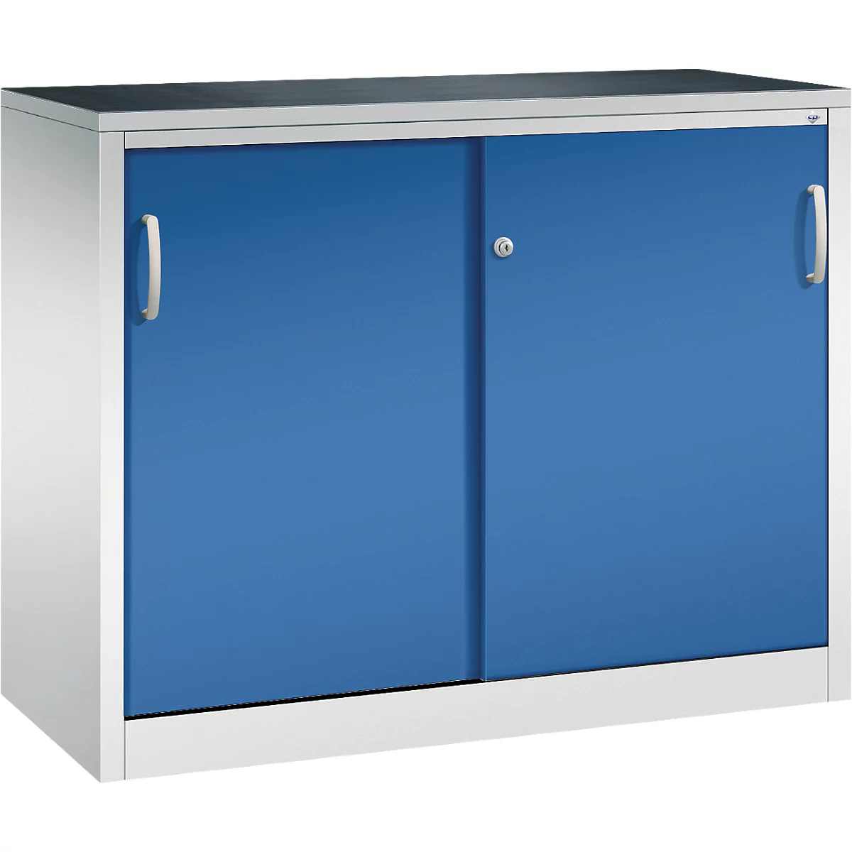 Ein grauer Metallschrank mit zwei blauen Schiebetüren, silbernen Griffen und einem mittigen Schloss.