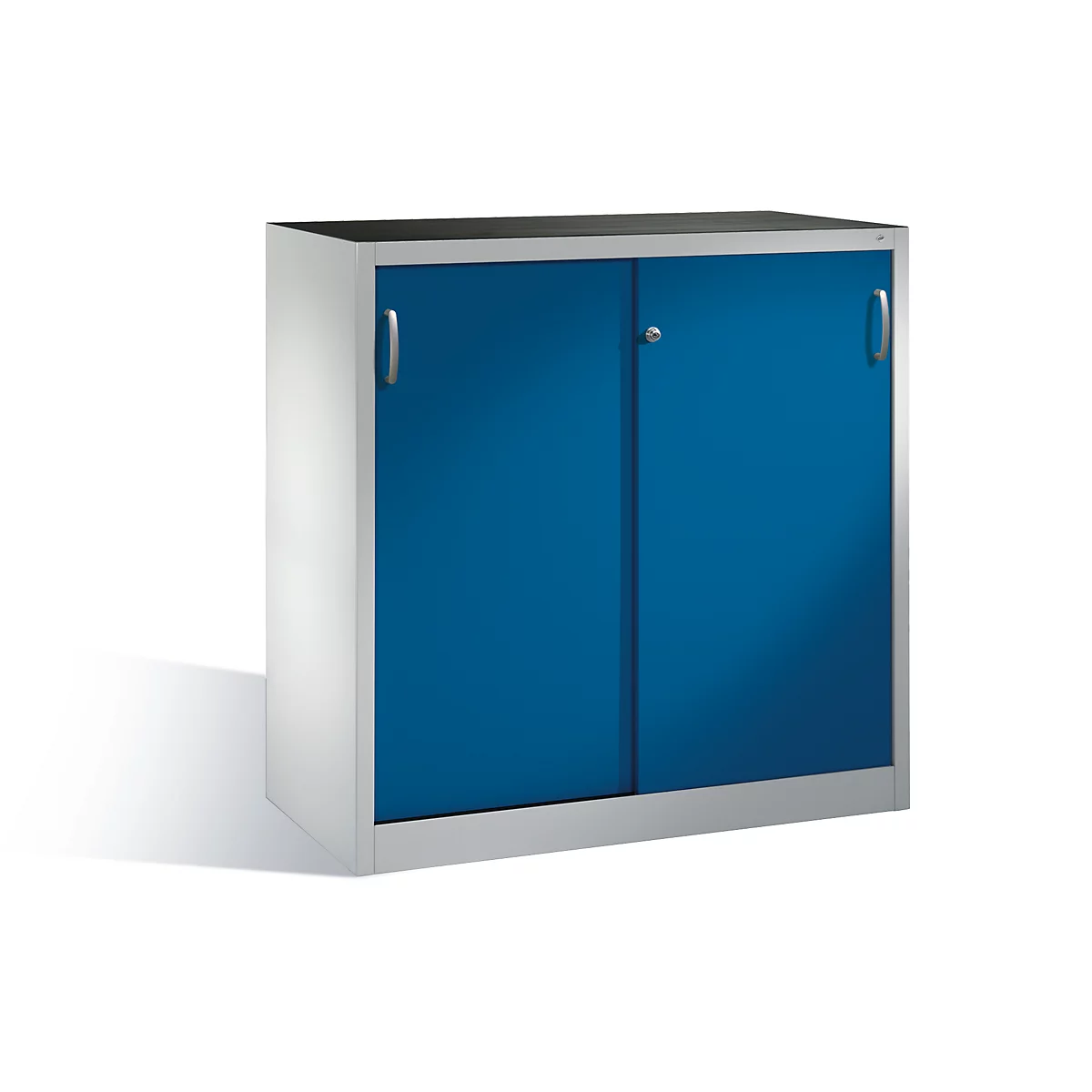 Ein blauer Metallschrank mit Schiebetüren und silberfarbenen Griffen vor neutralem Hintergrund.