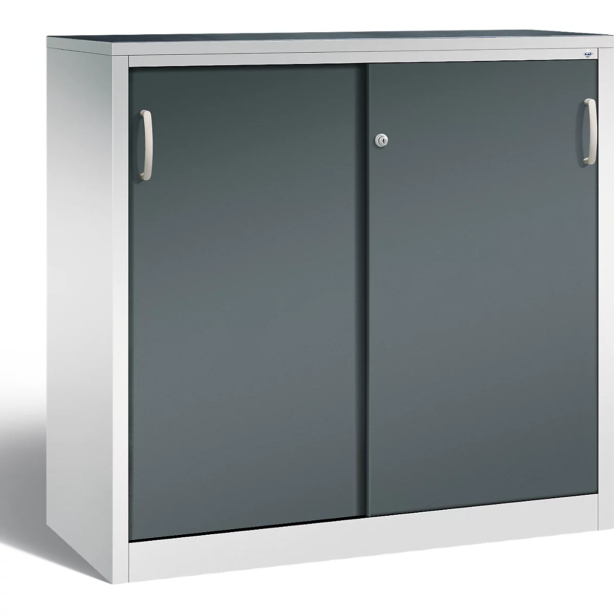 Heller Metallschrank mit zwei grauen Schiebetüren und silbernen Griffen vor weißem Hintergrund.